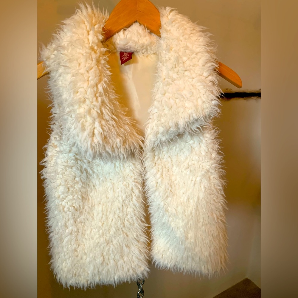 Girls size 7/8 Sherpa/faux fur clasp front vest